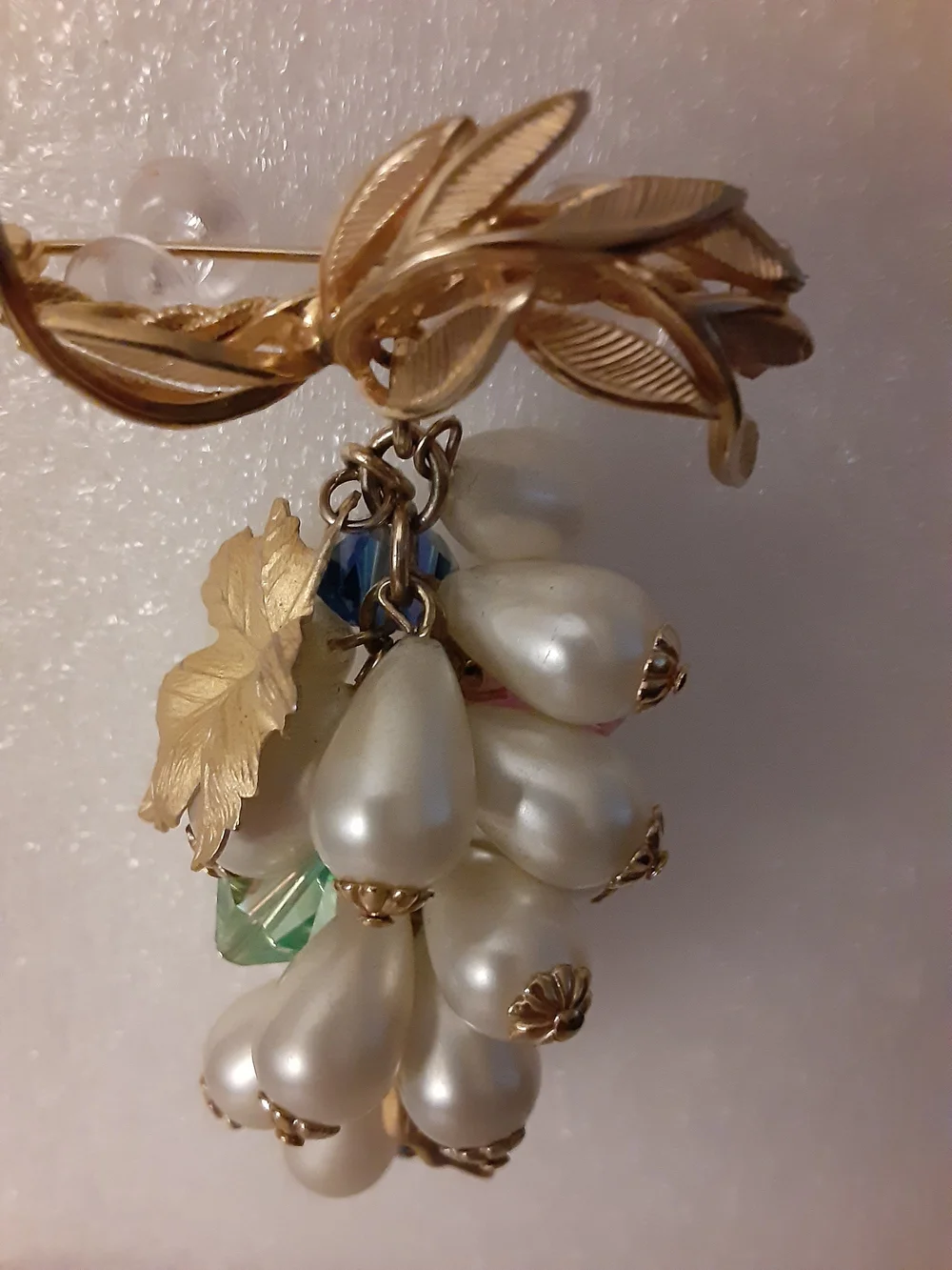 Hanging Gold-Tone Pearl Cluster Brooch with Crystal Accents - Picture 3 of 3